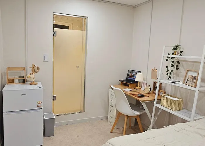 Capsulehotel Aall Train Station 2 *